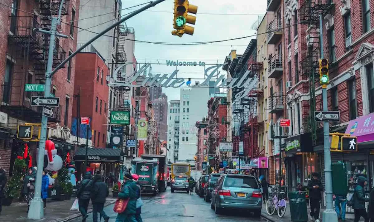 La Storia dell'emigrazione italiana in un podcast di 9Colonne