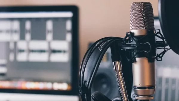 Podcast da ascoltare ad agosto 2025: 5 consigli