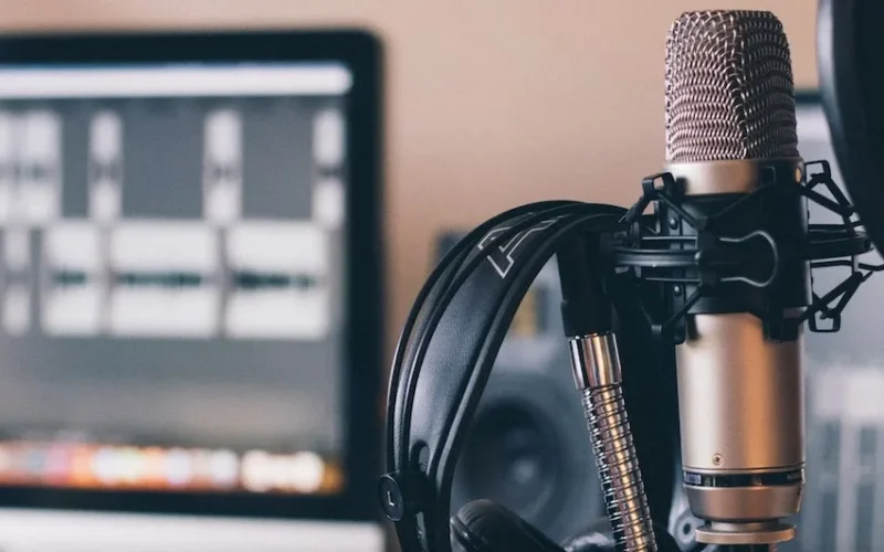 Podcast da ascoltare ad agosto 2025: 5 consigli
