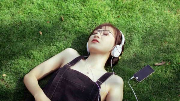 Podcast per dormire: i più efficaci del 2026
