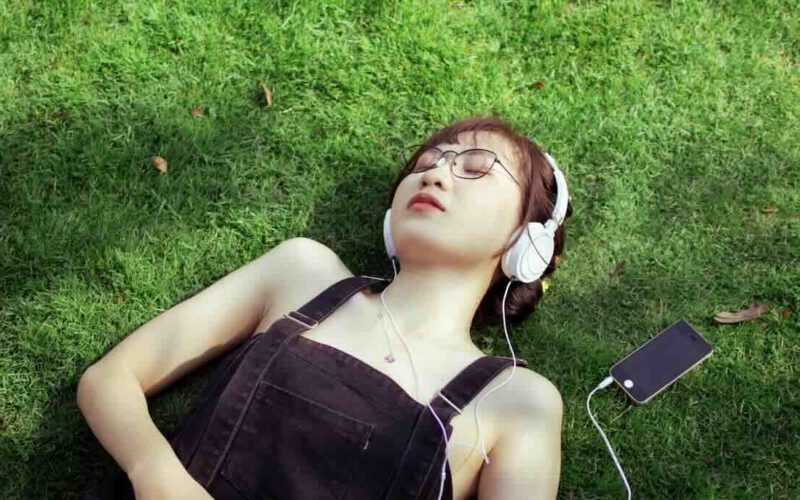 Podcast per dormire: i più efficaci del 2026
