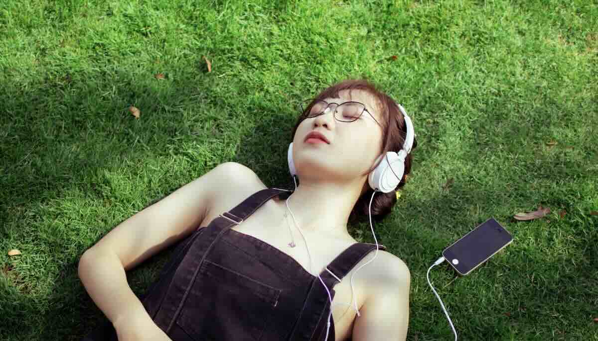 Podcast per dormire: i più efficaci del 2025