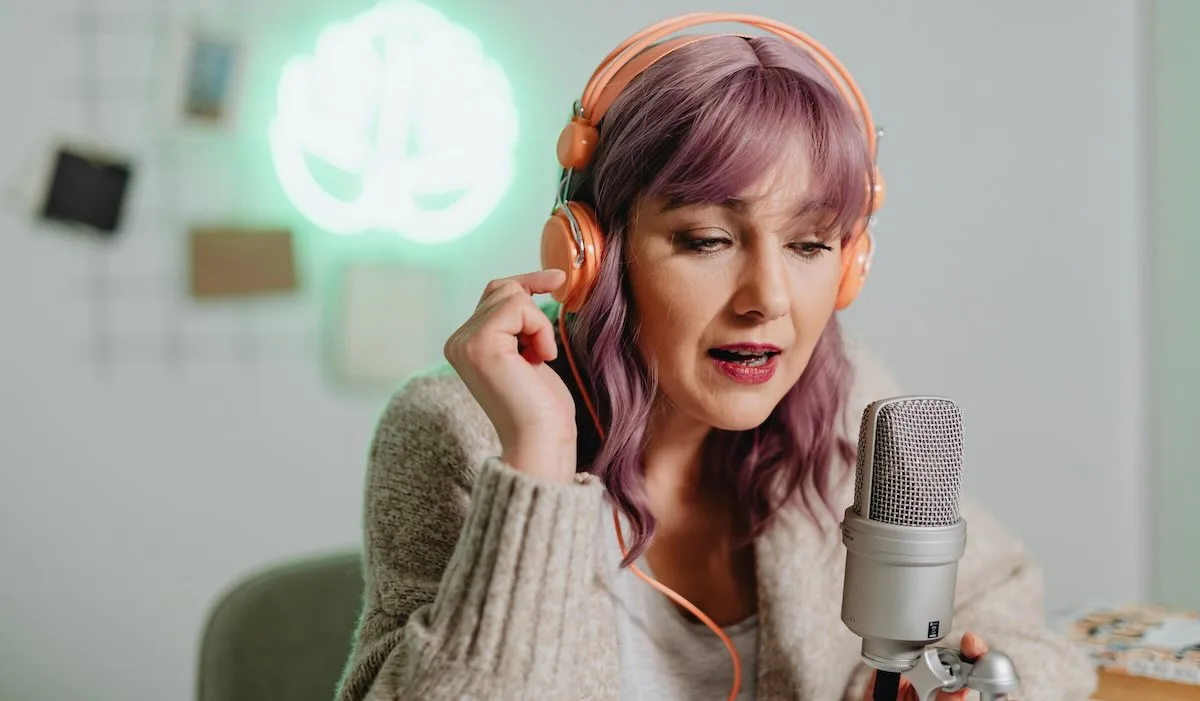 5 podcast di news brevi che ti tengono informato anche quando hai poco tempo