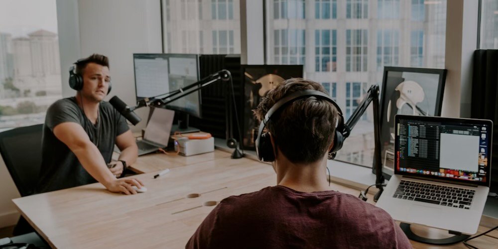 Podcast di attualità: 10 titoli in italiano per capire il presente